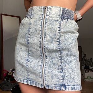 zip front light wash mini skirt